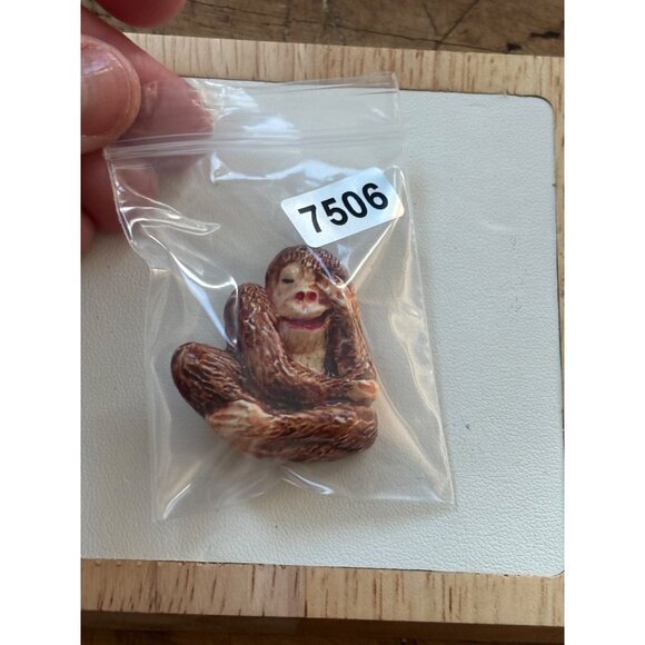 Vintage Monkey Figurine Brooch Pin Resin Handcrafted Collectible - Picture 5 of 7